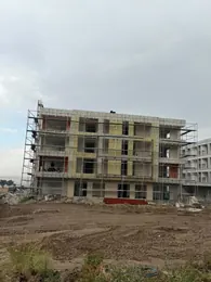 ASL YAPI · Batman iskele hizmetleri — Çok katlı yapının ön cephesindeki iskele hattı