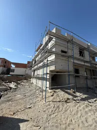 ASL YAPI · Batman iskele hizmetleri — Blok duvarlı az katlı yapı çevresindeki çalışma iskelesi
