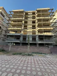ASL YAPI · Batman iskele hizmetleri — Balkon seviyelerinde uzanan cephe iskelesi ve platformlar