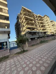ASL YAPI · Batman iskele hizmetleri — Çok katlı köşe yapıyı çevreleyen çalışma iskelesi