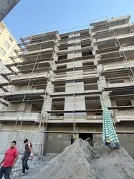 ASL YAPI · Batman iskele hizmetleri — Blok duvarlı çok katlı yapının ön cephesindeki iskele