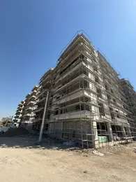 ASL YAPI · Batman iskele hizmetleri — Çok katlı blok yapının iki cephesini çevreleyen iskele
